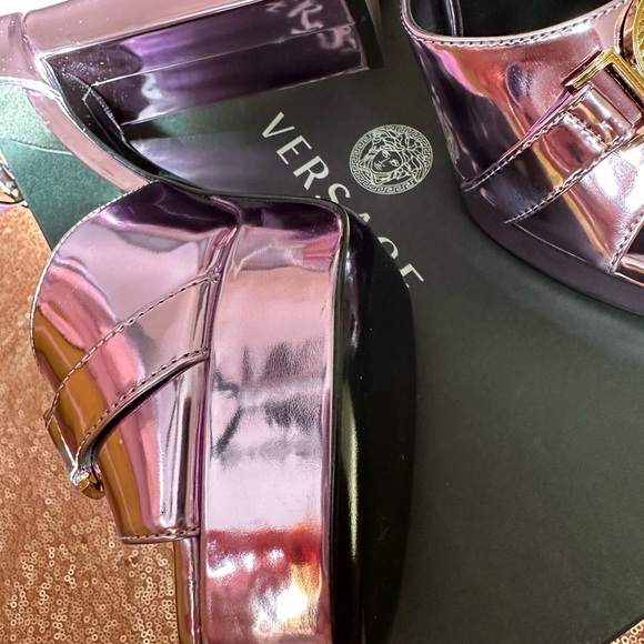 NWB. 100% Authentic
Versace La Medusa Metallic Ankle Strap
Sandals 8.5 pink - Picture 7 of 14